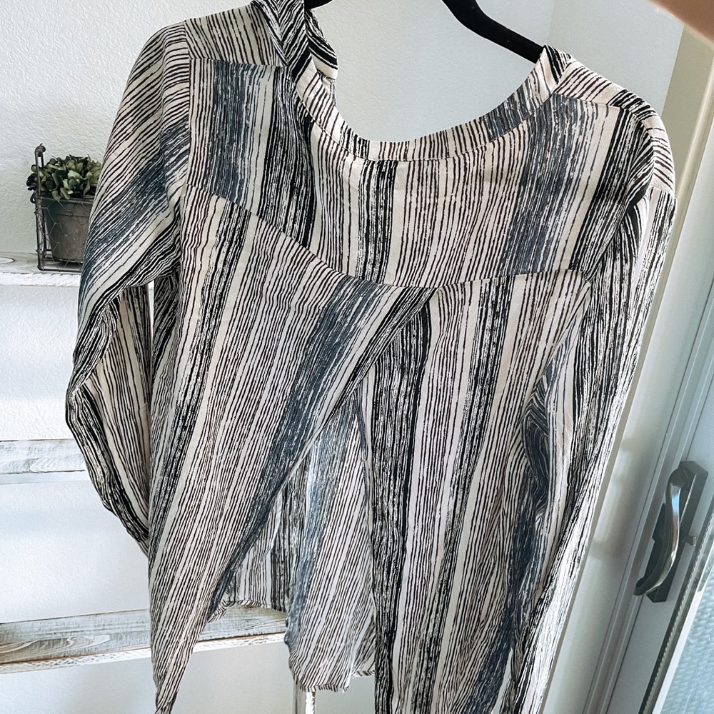 ASTR • Long Sleeve Slit Back Blouse